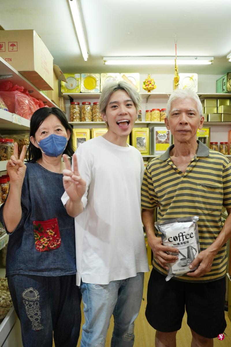 配合邻里节活动，年轻网红孙悦峻（中）走入古早邻里商店，感受到浓浓的人情味。（受访者提供）
