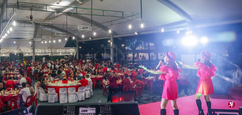 今年多个邻里的元宵歌台和宴会恢复线下举行，图为在后港61街第六邻里公园举办的新春元宵联欢宴会。（叶振忠摄）