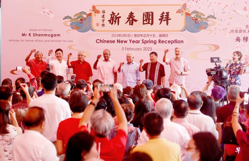福建会馆新春团拜上，内政部长兼律政部长尚穆根（左四）和会馆领导人以红枣茶敬宾客。左起为副会长吕立岩、副会长曾福庆、会长蔡其生、监理会副主席蔡天宝、监理员蔡成宗、副会长李思亮。（陈渊庄摄）