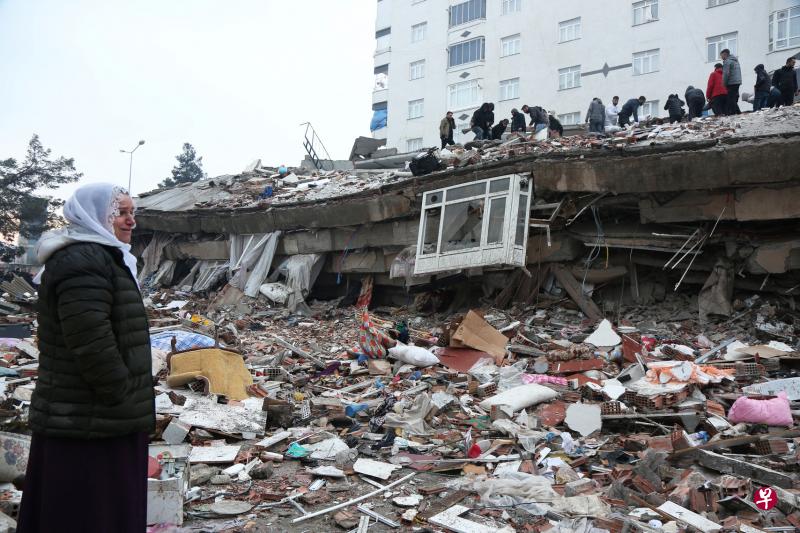 土耳其东南最大城市迪亚巴克尔（Diyarbakir）许多建筑物在地震中倒塌，大批拯救人员出动，在废墟中寻找生还者。（路透社）