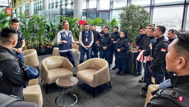 首批20名“狮心行动”队员从新加坡飞往伊斯坦布尔，目前已经转机到阿达那省，过后将前往加济安泰普展开救援行动。图为队员在伊斯坦布尔机场开会，部署接下来的救援行动。（取自新加坡驻安卡拉大使馆脸书）