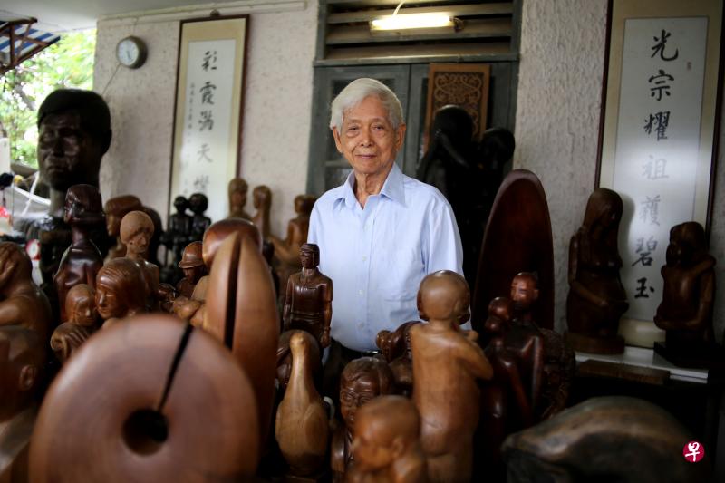 黄光彩既是画家，也是木雕家。　　　　　　　　　　　（档案照片）