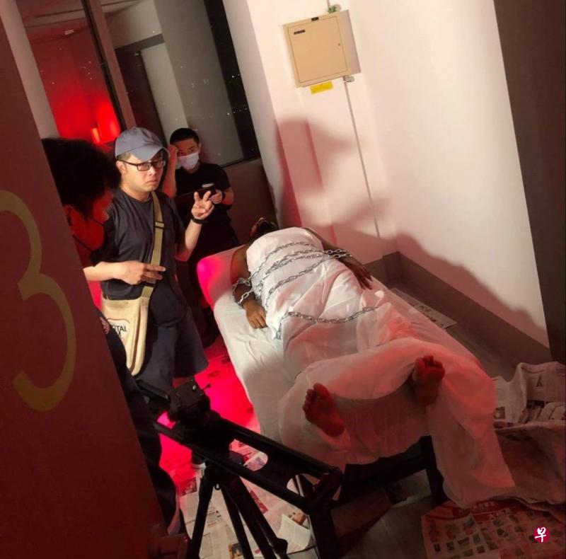 孙立人（左二）在指导《柒》演员表演。（受访者提供）