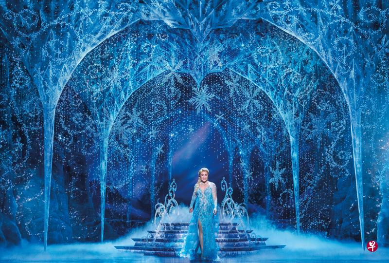 女王艾莎指尖跃出的冰雪魔法，以及她随着歌曲“Let It Go”华丽而巧妙的变身，迎来全场鼓掌欢呼的高潮。（主办方提供）