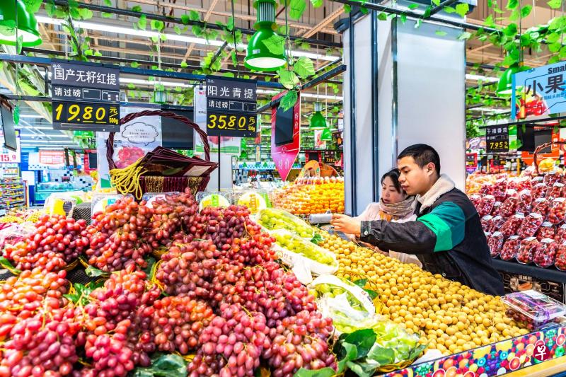 中国1月份全国居民消费价格指数（CPI）同比上涨2.1%，涨幅比上月扩大0.3个百分点。图为2月10日，消费者在贵州省安顺市西秀区一家超市选购水果。（新华社）
