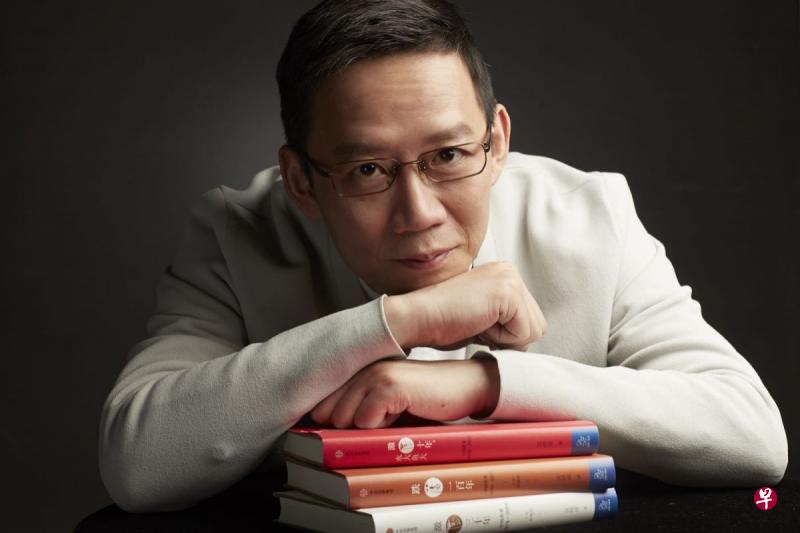 →吴晓波认为，读书本身是一个酵母，他仅仅是在某个时间点，完成了那个人身体上和思想上的发酵。（受访者提供）