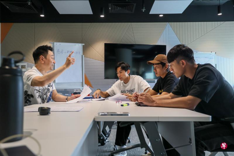黎耀祥（左一）应邀来新传媒授课，与新剧《金色大道》演员分享演戏心得。右一起为该剧主演孙政、田铭耀和陈泂江。