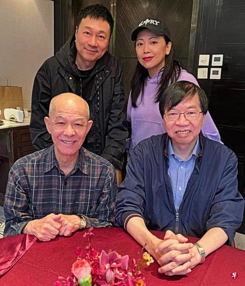 黎耀祥（后排左，顺时针方向起）和邓萃雯各自在社媒上载跟《巾帼枭雄》编剧张华标、监制李添胜聚会的合照。（互联网）