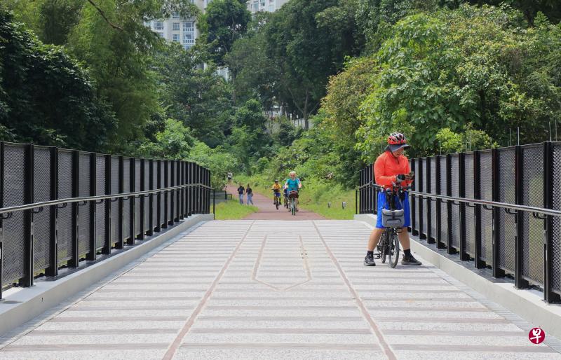 　铁道走廊北部的其中一大亮点是位于山景路的山景桥，经重建后，公众及附近居民可通过这座桥抵达铁道走廊，更加方便。（唐家鸿摄）