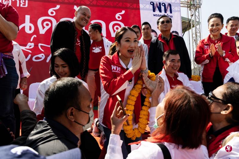 泰国前首相达信的小女儿佩通坦（中）不仅在为泰党票仓极受欢迎，在泰国的整体人气也很高，但因为有孕在身，有学者认为她最终或许不会参选。（彭博社）