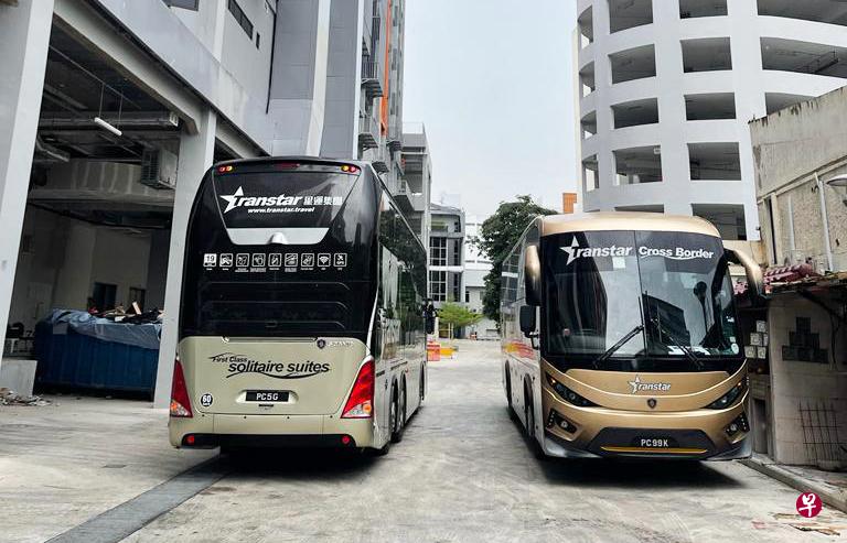 快车公司新的巴士站点设在麦波申君超广场后方的卸货区，乘客须在一楼的店面登记后前往这里等候巴士。（新明日报）