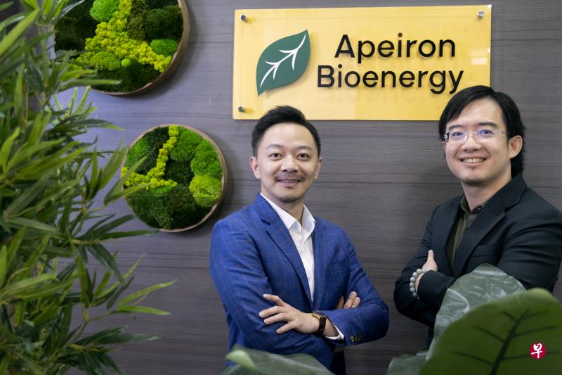 陈如煌（左）和黄建策创立Apeiron Bioenergy，把废弃原料和用过的食用油化为生物柴油。（陈来福摄）