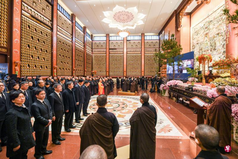 以国务院台办副主任龙明彪为团长的中国大陆官方吊唁团，2月12日下午3时出席在江苏宜兴大觉寺举行的星云法师吊唁仪式。图为佛光山“祖庭”江苏宜兴大觉寺吊唁星云法师仪式现场。（新华社）