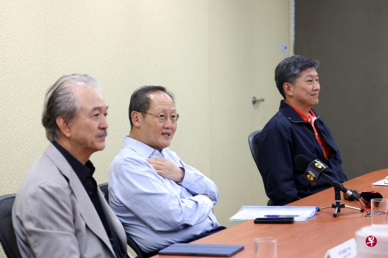 由全国雇主联合会会长叶进国（左起）、人力部长陈诗龙和职总秘书长黄志明联合领导的职场公平劳资政委员会，召开记者会发表委员会的中期报告书。（邝启聪摄）
