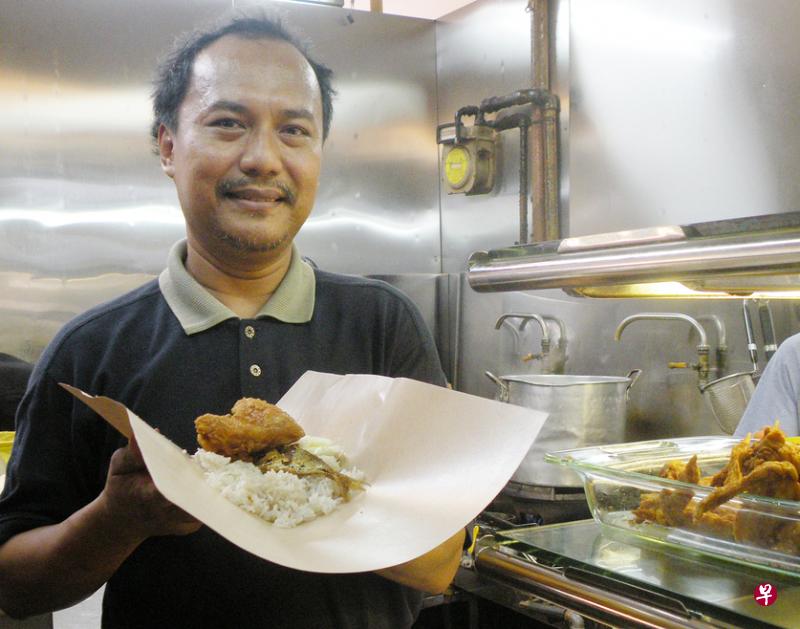 位于马林百列熟食中心内的“D’Authentic Nasi Lemak摊位，售卖正宗的椰浆饭。（新明日报）