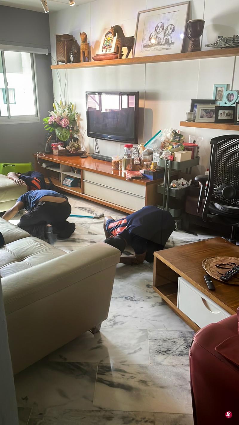 虫害防治人员到张美玉住家捕捉闯入的一只幼鼠。（受访者提供）