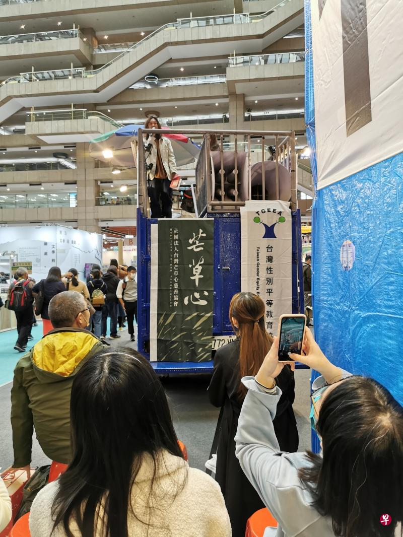 读字工地的抗议车上，讲者朗读作品，仿佛发表文化宣言。（陈宇昕摄）