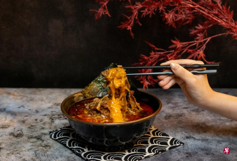 熔岩拉面融合了辣味噌酱和豚骨汤，香辣美味。