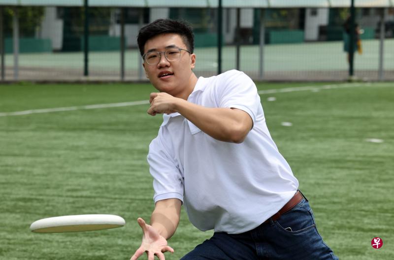 除了用心念书，刘汉雄也热爱运动，在初院参加了终极飞盘的课外活动。（邝启聪摄）