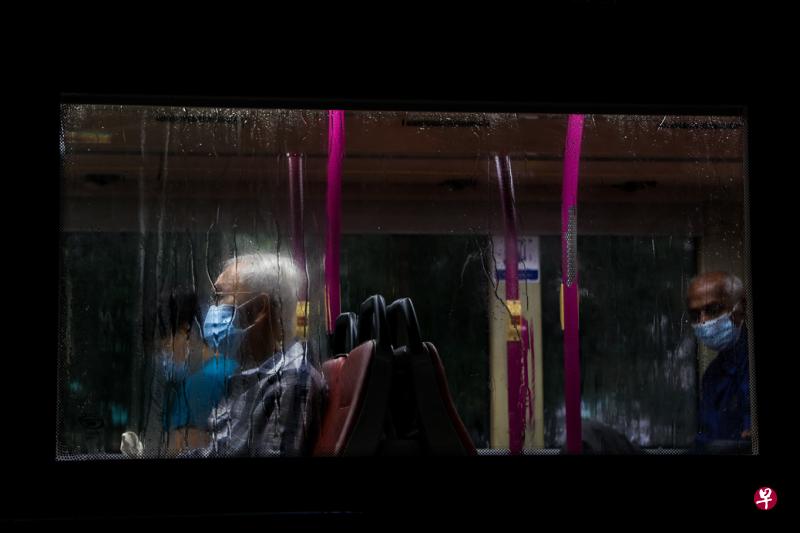 上车躲过雨淋，却躲不过阴雨带来的冷意。（白艳琳摄）