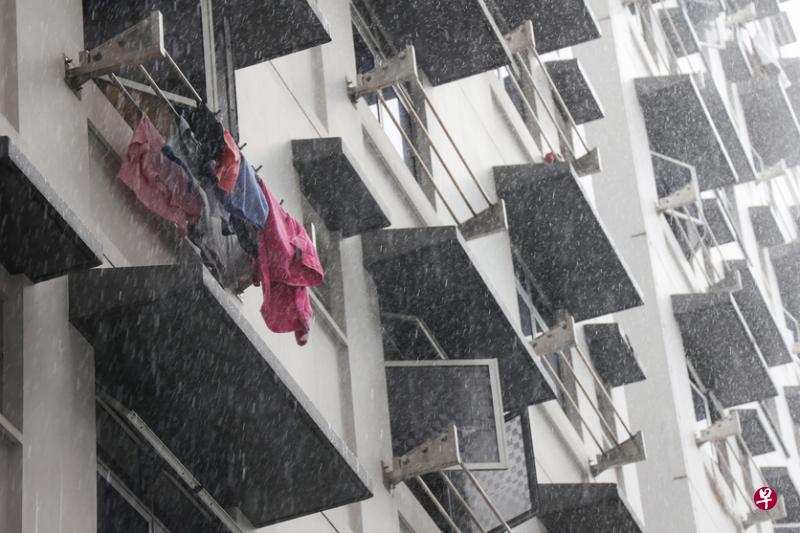 大雨突如其来，衣服来不及收起。（李冠卫摄）