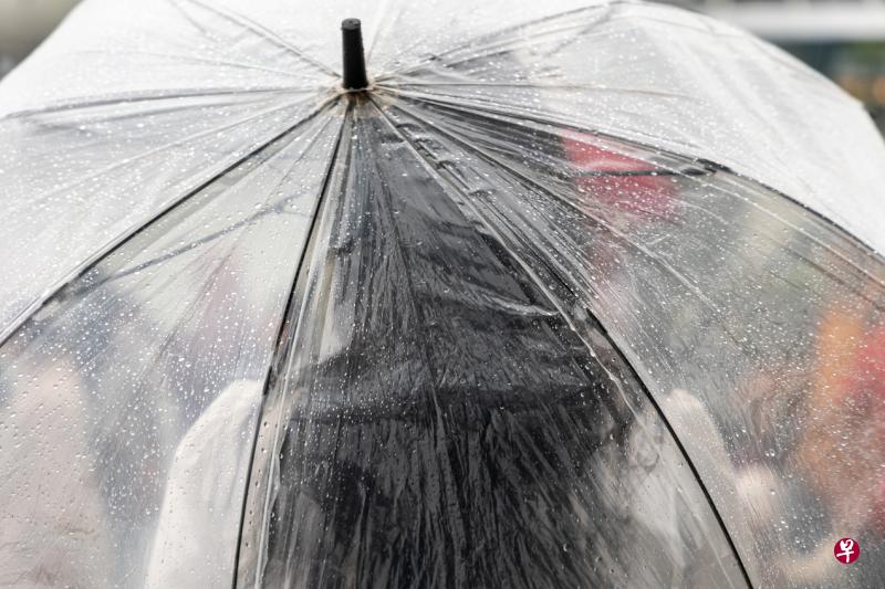 一伞在手，风雨无惧。（关俊威摄）
