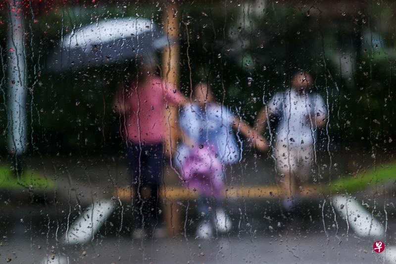 那些年你我都曾这样冒雨奔跑。（白艳琳摄）