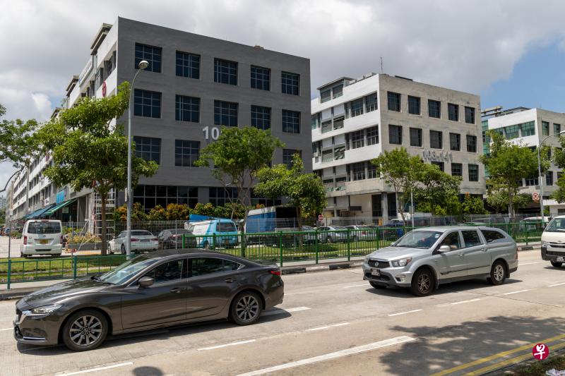 市区重建局放宽限制，允许全岛13个指定工业区，可建临时宿舍及增加现有宿舍住宿人数。图为加基武吉工业区一景，在这工业区拥有厂房的业者或已经营客工宿舍者，可向当局提出申请。（张思庆摄）