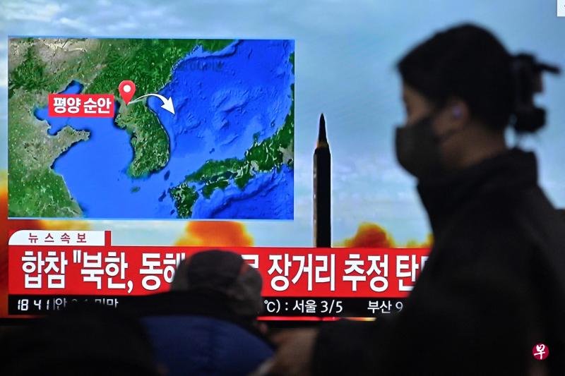 朝鲜于2月18日发射了一枚疑似洲际弹道导弹，射程可覆盖美国全境。首尔一个火车站的电视屏幕当天播放朝鲜导弹试验的档案画面。（法新社）