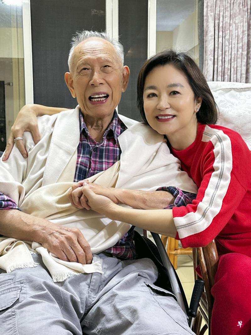 林青霞与90多岁的舅舅。（作者提供）