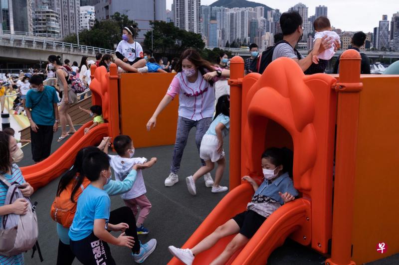 根据港府统计处数据，香港2021年只有3万6953名婴儿出生，是过去30年最低。图为前年10月17日在港岛炮台山东岸公园主题区玩乐的香港家长与儿童。（法新社）