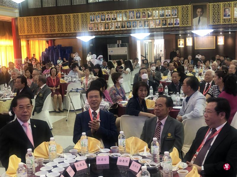 泰国潮州会馆设午宴招待来访的新加坡潮州总会，泰国潮州会馆主席徐惠深（右二）和副主席黄汉良（左一）与新加坡潮州总会会长张建安（左二）和署理会长张伟伟同桌。（谢燕燕摄）
