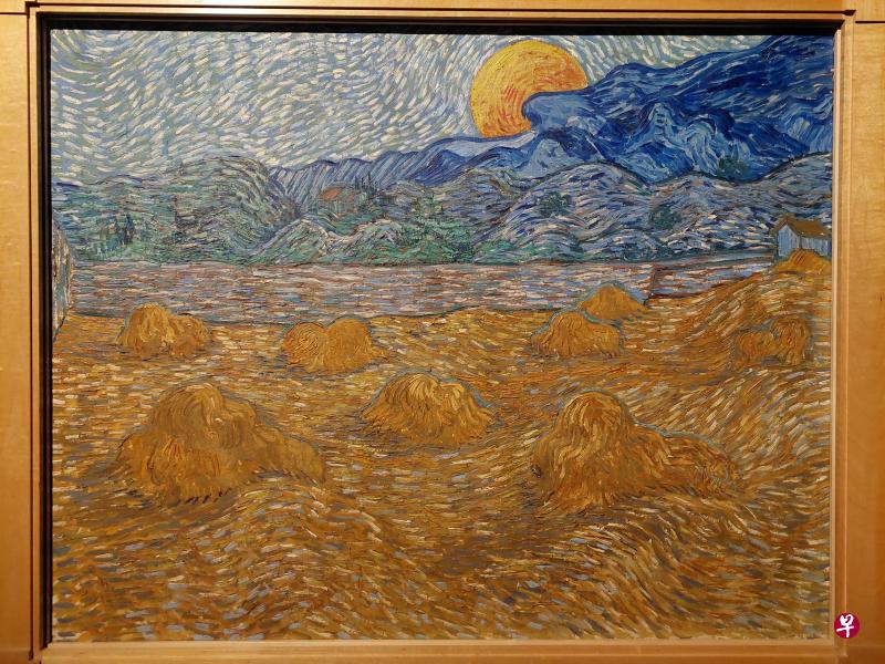 梵高1889年作品《初升月亮下的麦垛》（Landscape with wheat sheaves and rising moon）。（张莹摄）