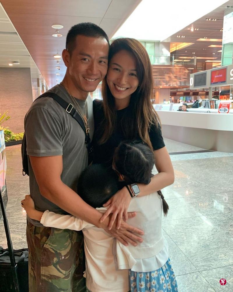 戚玉武带儿女送机，一家四口在机场相拥。（取自艺人IG）