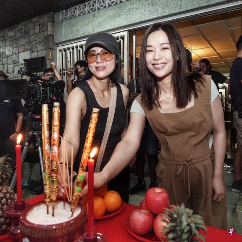 林慧玲（右）和许美珍演出的电影《陪月》在吉隆坡开镜。（取自星艺经纪IG）