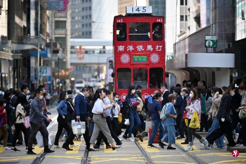 香港财政司司长陈茂波预料香港经济今年会明显反弹，全年实质增长介于3.5%至5.5%。图为香港中环街景。（法新社）