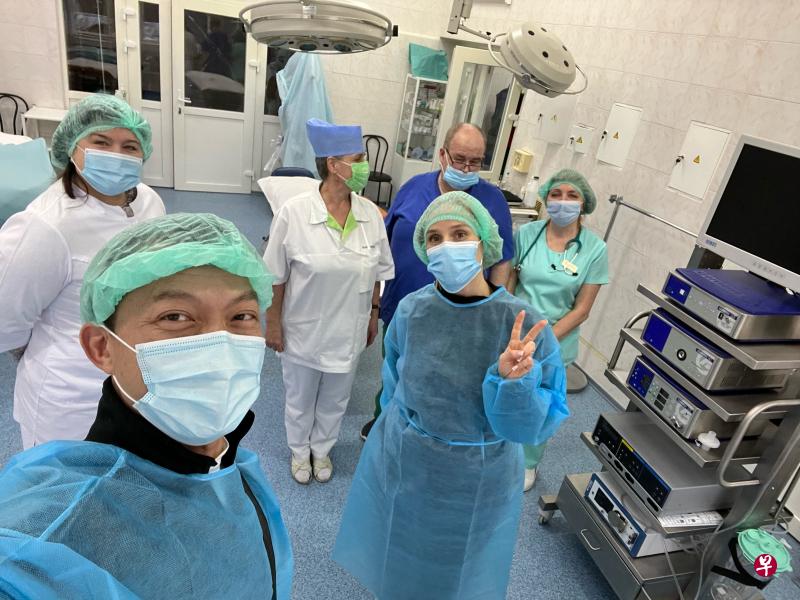 沈倾掞（前排左一）去年底前往乌克兰北部切尔尼戈夫的一家儿童医院，确认医院收到非营利组织所提供的医疗设备。（受访者提供）