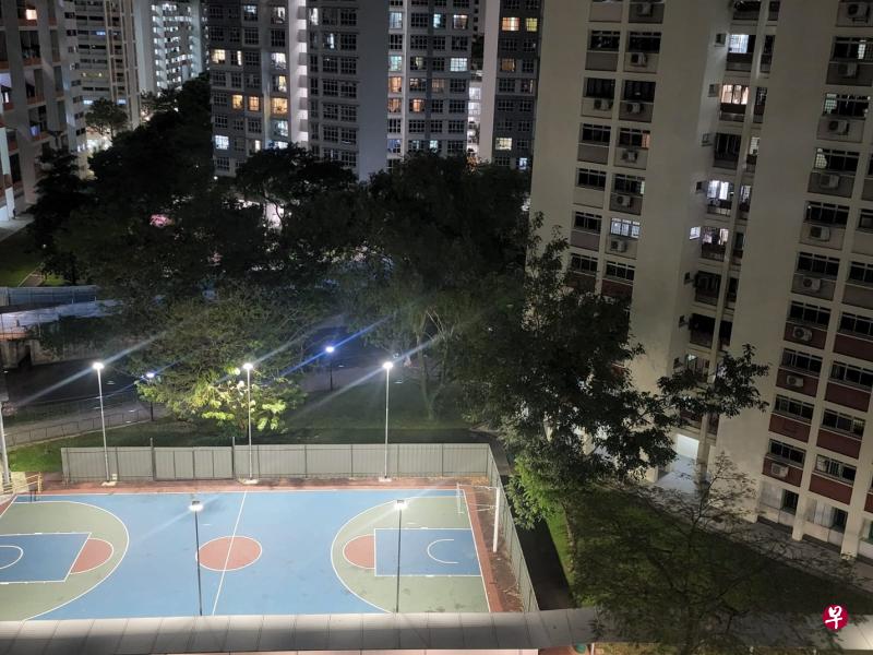 篮球场非常靠近组屋，会有噪音干扰到居民，希望当局考虑改建为更亲乐龄的设施。（作者提供）