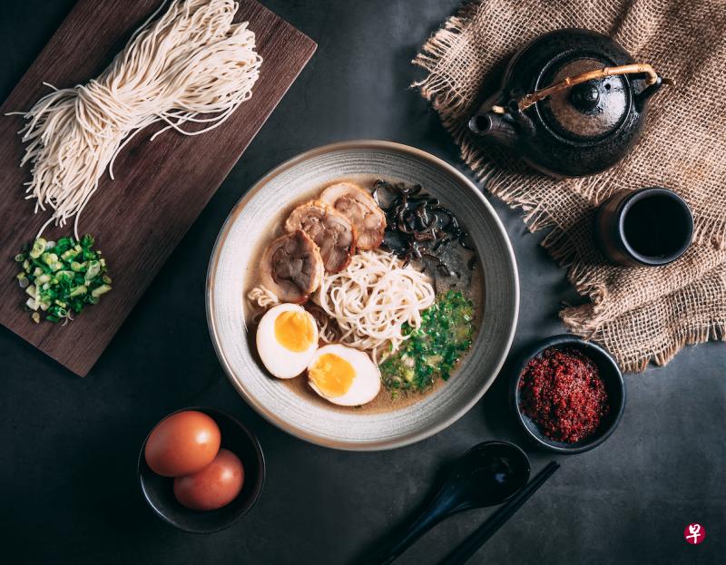 Woke Ramen的鸡肉叉烧胶原蛋白鸡汤拉面带镬气。（餐馆提供）
