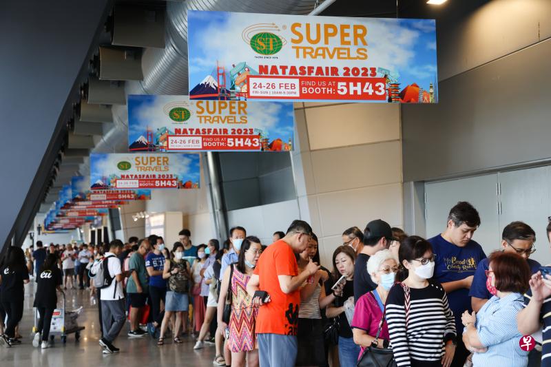 NATAS旅游展开跑第一天迎来大批人潮，不少公众在入场前的半个小时就已到展馆外排队等候。（蔡家增摄）