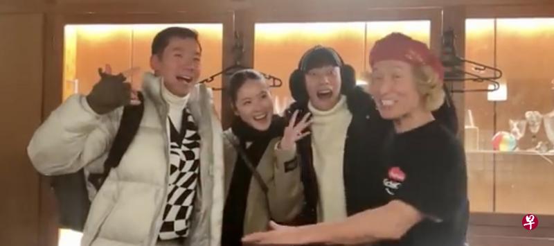 陈伟恩（左一）与太太郑主恩到日本度蜜月，叶荣耀（右二）刚好也在日本旅行，于是结伴同游。（视频截图）