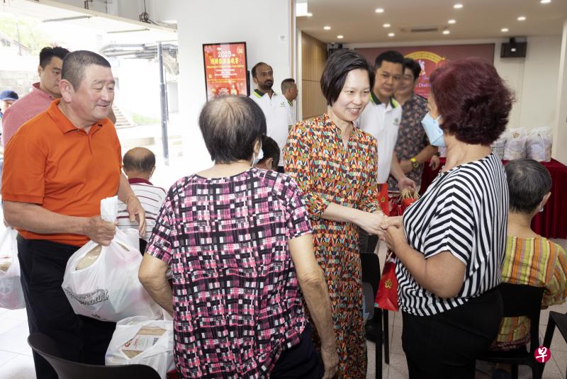 今年1月永春会馆署理会长潘金财（左一）和负责玛丽蒙区基层事务的教育部兼人力部政务部长颜晓芳（左三），派发80份礼包给该区低收入人士。（陈来福摄）