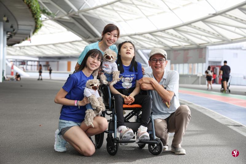 15岁的受益人陈思颖（右二）出生后被诊断患有罕见的遗传代谢疾病，须严格遵守低碳高脂饮食。她在星期天与父母和姐姐（左一）一同参与4公里的义走。（李冠卫摄）