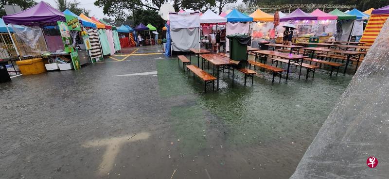 只要下大雨，乍都乍新加坡夜市的场地就会淹水。（受访者提供）