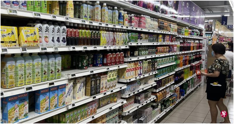 越来越多公众开始对照营养等级标签，选择更健康的饮品。（王佳慧摄）