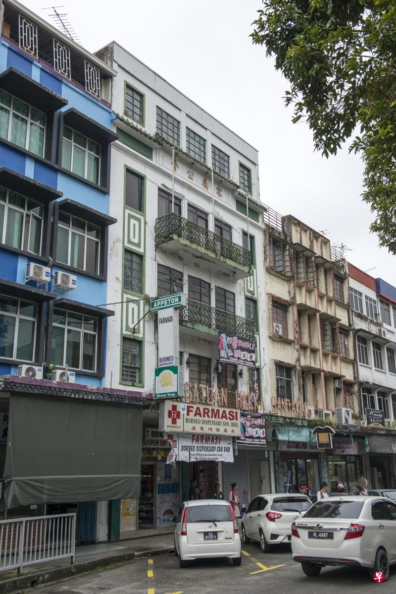 如今的山打根市区第三街建筑均为战后重建。（沙颖摄）