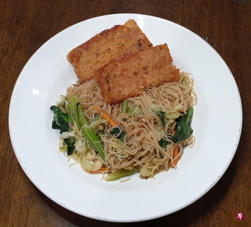 午餐肉搭配炒米粉就是单纯的绝配。（档案照）