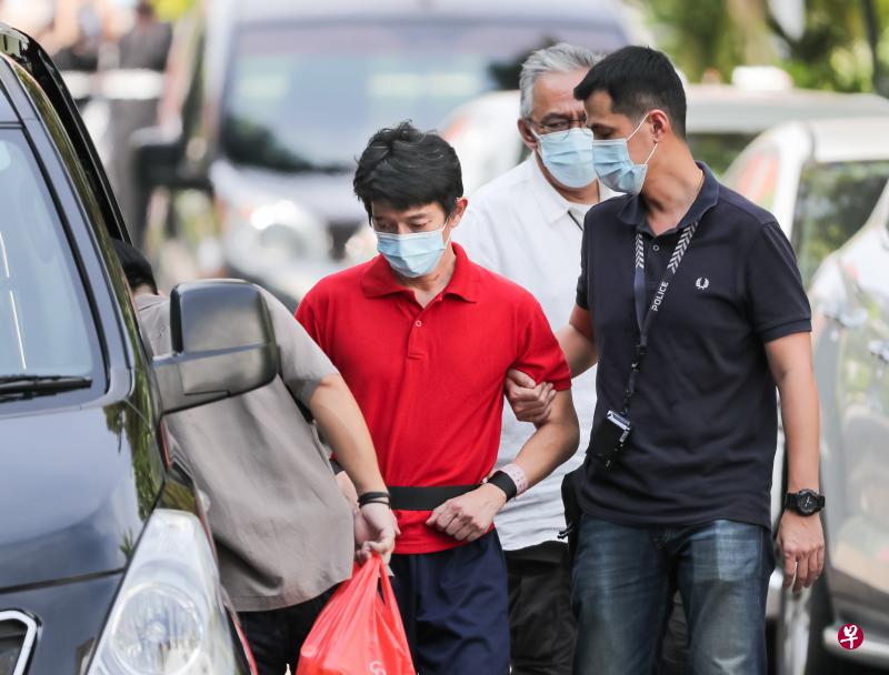 涉嫌亲手杀害两个双胞胎儿子的被告叶俊宏，由于案发时患有严重抑郁症，原本的谋杀罪名改为误杀。图为被告在案发后，被警方押回现场重组干案过程的一幕。（档案照片）