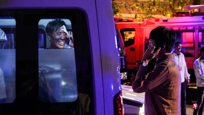   张鲁一（右）饰演的纳米物理学家汪淼和于和伟饰演的刑警史强（左）从互相猜疑到彼此信任，齐心对抗三体文明。（腾讯视频提供）