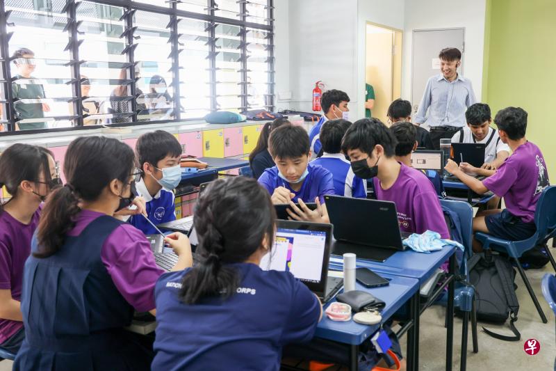 裕廊西中学自2020年起全面推行科目编班， 图为来自不同级任班的中二学生在一起上数学课。（卓祾祎摄）